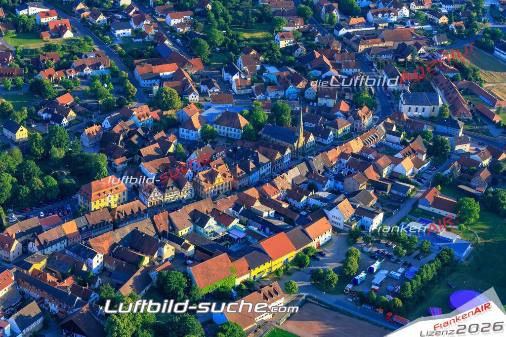 Die Luftbildaufnahme Altstadt - Schesslitz wurde 2018 mittels Flugzeug (keine Drohne) erstellt. Perfekte Schärfe und Druck- Auflösung- Garantiert!