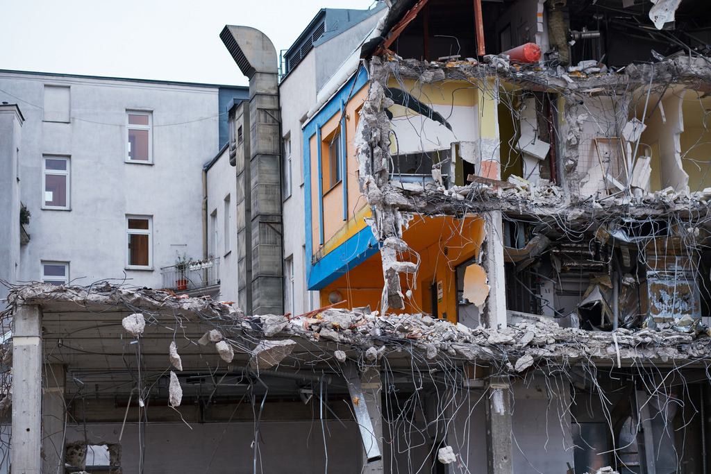 Abbruch eines Hauses in der Stadt | Wien, Austria - November 11, 2020: Abbruch eines Hauses in der Stadt. - Realisiert mit Pictrs.com