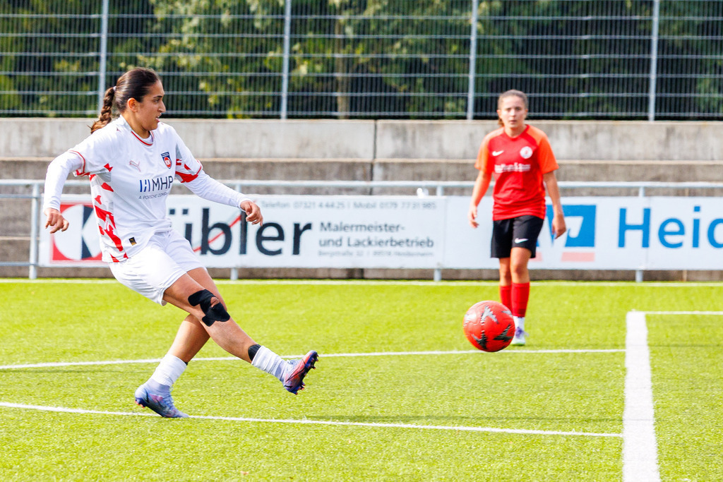 FCHHÜT_251003_4918 | 1.FC Heidenheim 1846 II vs. TSV Hüttlingen, Fußball, Frauen, Bezirkspokal, 2025/2026, 1.Runde, 03.10.2025 in Mergelstetten, Sportplatz 2(Foto: Michael Bulling) - Realisiert mit Pictrs.com