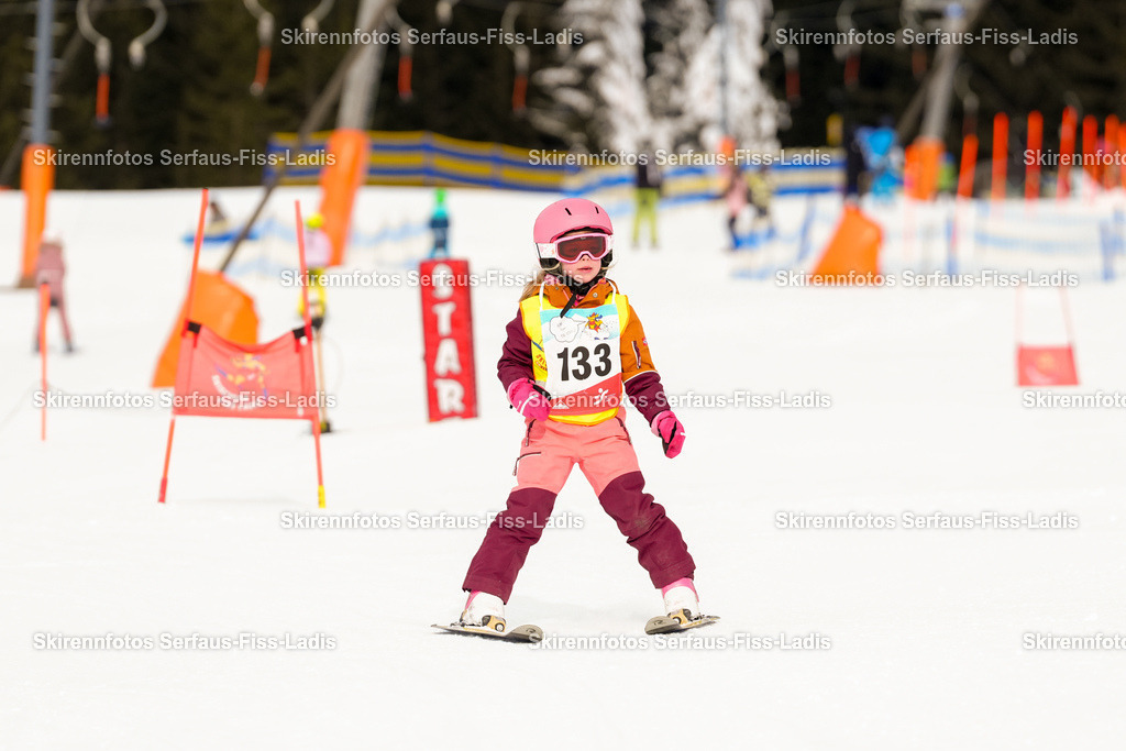 SRF_02.01.2026_0096 | Skirennfotos,Serfaus,Fiss,Ladis,Kinderskirennen,Winter,Tirol,Oberland,skirace,SFL,feelfree,weil wir's genießen,ski,Ski,skifahren,Sonnenplateau, - Realisiert mit Pictrs.com