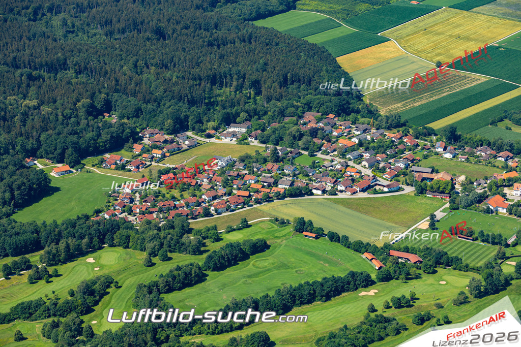 Aktuelles Luftbild von  Egmating - Die Luftaufnahme wurde 2022 mittels UL-Flugzeug erstellt ( keine Drohne ) - hochauflösende Kamera-Systeme von  Canon -Beste Qualität - Für grossformatige Ausdrucke geeignet. Die Geschenkidee !