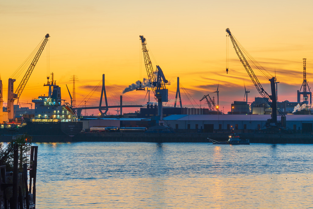 10241120 - Goldene Stunde im Hamburger Hafen | Blick von der Hafencity auf den Hamburger Hafen.