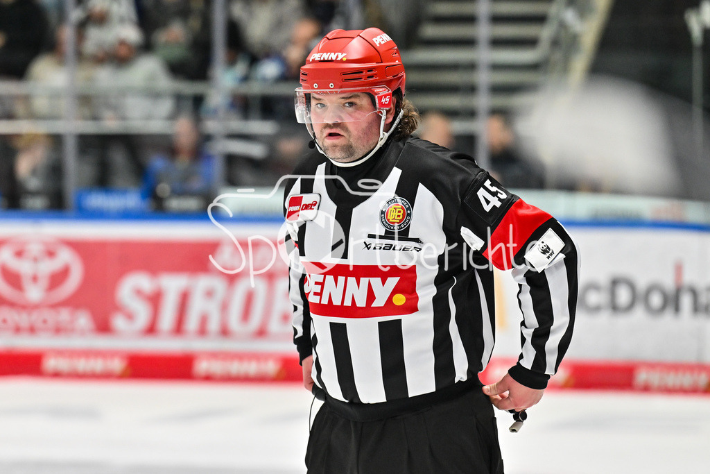 Augsburger Panther - Schwenninger Wild Wings | AUGSBURG, GERMANY - 02. JANUARY: im Bild das Geburstagskind Hauptschiedsrichter Roman GOFMAN / Einzelfoto / Freisteller während dem Match zwischen den Augsburger Panthern und den Schwenninger Wild Wings am 35. Spieltag der Penny DEL im Curt Frenzel Stadion