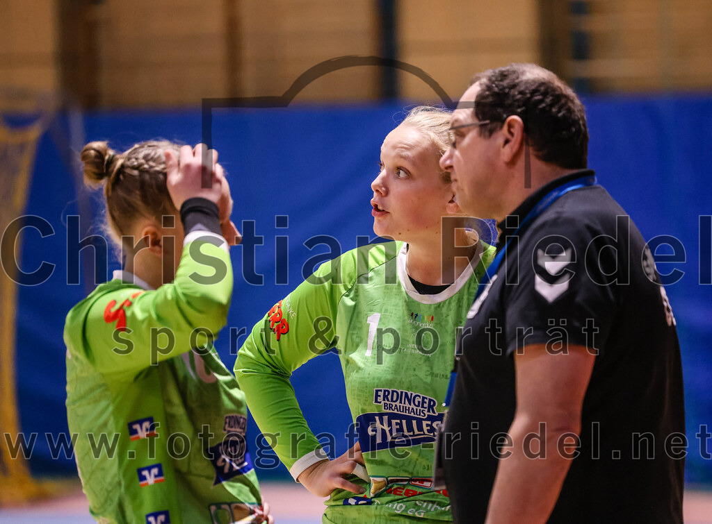 2025-02-15_122_SpVgg_Altenerding_gegen_MTV_Pfaffenhofen | Erding, Deutschland, 15.02.2025:Handball, Bezirksoberliga Frauen Altbayern 2024 / 2024, 14. Spieltag, SpVgg Altenerding gegen MTV Pfaffenhofen, Endergebnis: 27:23Torfrau Lara Kullmann (SpVgg Altenerding, #16), Torfrau Hanna Obermair (SpVgg Altenerding, #1), Trainer Stefan Bernauer (SpVgg Altenerding)Foto: Christian Riedel / fotografie-riedel.net