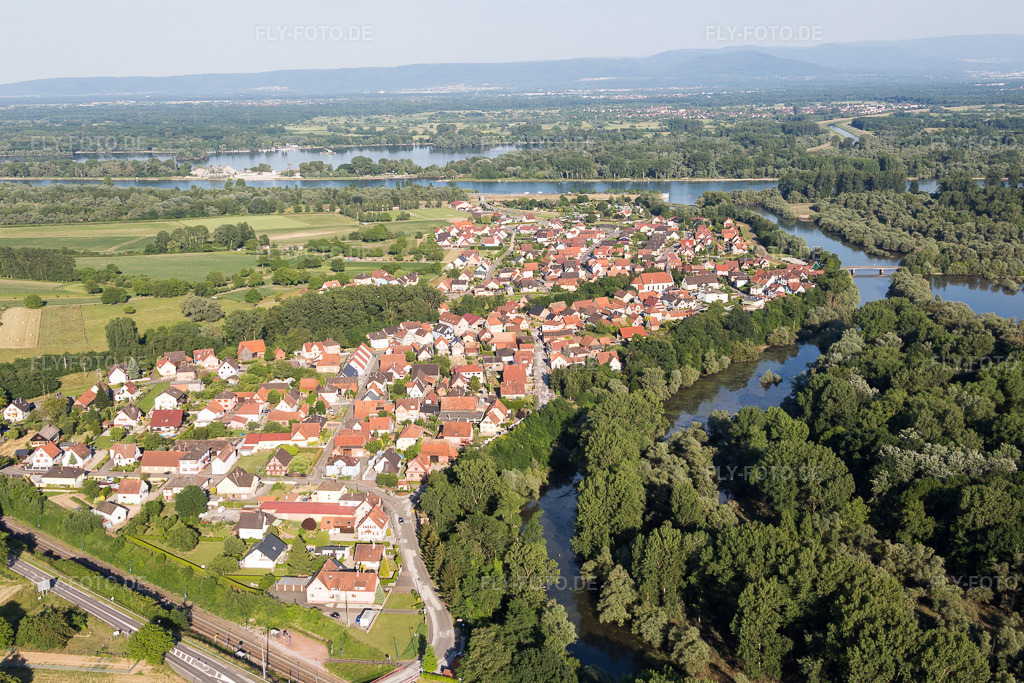 Luftbild: Uferbereiche entlang der Fluß- Mündung der Sauer in Munchhausen im Bundesland Bas-Rhin in Frankreich. Foto: IMG_080178.jpg vom 05.06.2015 durch Werner Riehm/FLY-FOTO.de