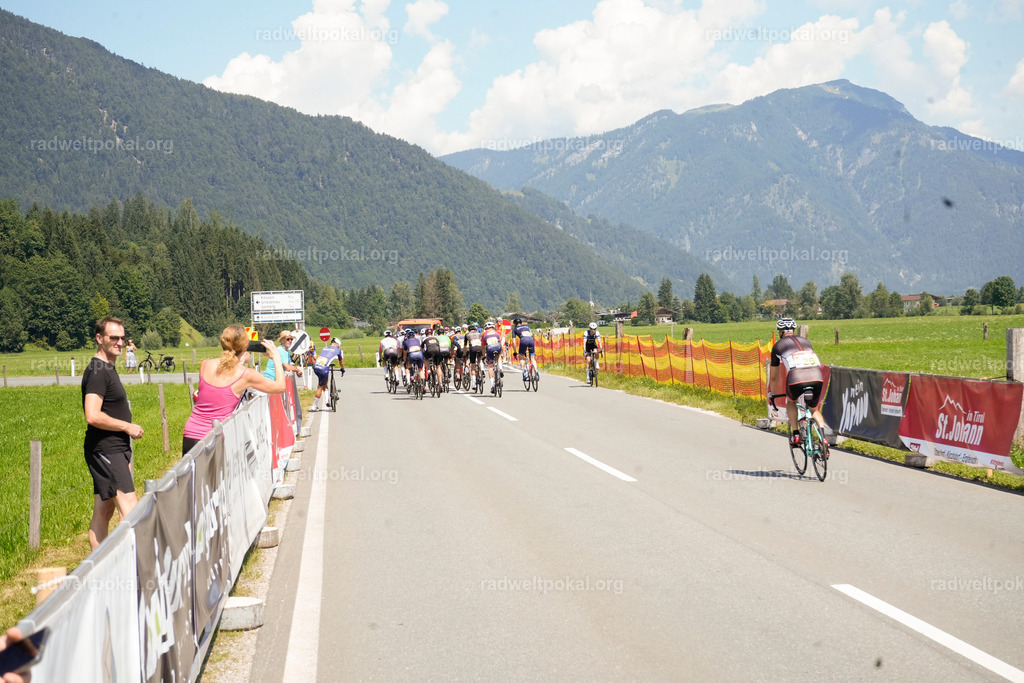 215_20230817_Bewerb_Maenner_Muehlanger | AUT - OESTERREICH, 2023-08-16: SPORT RENNRAD-FAHREN - 55. INTERNATIONALER RADWELTPOKAL IN ST. JOHANN IN TIROL  - Vintage-Radrennen mit WM-Bronze-Medaillen-Siegerin Christina Schweinberger, den Teilnehmer und Alexander Baumann (vom Orginastions-Team) - TAG 2 BEWERB MAENNER IN SECHS GRUPPEN  ; Foto: Roland Muehlanger