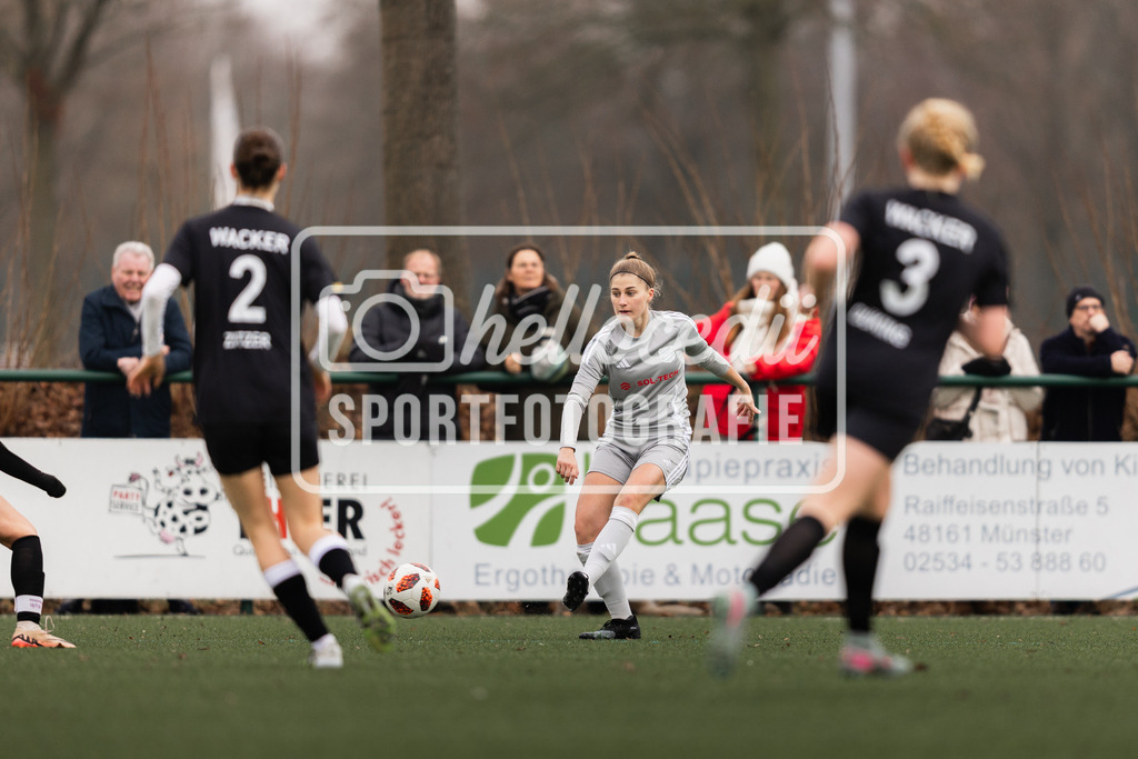 Fußball I Frauen I Saison 2025-2026 I Testspiel I DjK Wacker Mecklenbeck - BW Hollage I 08.02.2026-013 | Olivia Zitzer (2, Wacker Mecklenbeck) Anna-Catharina Niemann (13, BW Hollage) Gesa Düking (3, Wacker Mecklenbeck) - Realisiert mit Pictrs.com