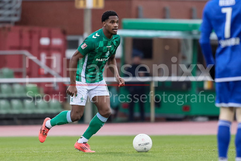 Fussball, Regionalliga Nord, SV Werder Bremen II - BSV Kickers Emden | v.li.: Daniel Ihendu (SV Werder Bremen II, 18) am Ball, Einzelbild, Ganzkörper, Aktion, Action, Spielszene