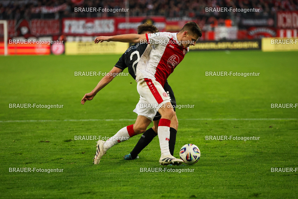 Rot-Weiss Essen - 1.Fc Schweinfurt | Essen, Deutschland, 02.11.2025 Nick Doktorczyk (1.FC Schweinfurt) und Michael Kostka  (Rot-Weiss Essen) im Kampf um den Ballwährend des 3.Liga Spiels zwischen  Rot-Weiss Essen und 1.Fc Schweinfurt am 02.11.2025 im Stadion an der Hafenstraße in Essen. (Foto von Timo Bluhmki-Schmidt/Brauer Fotoagentur
