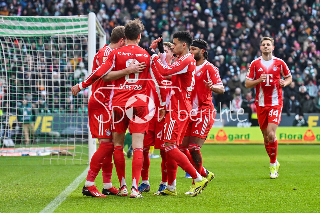 SV Werder Bremen - FC Bayern München | BREMEN, GERMANY - 14. FEBRUARY: Jubel der Bayern nach dem Treffer zum 0-1 durch Harry KANE (FC Bayern Munich 9) / Elfmeter Tor / Torschuetze / Freude / Happy während dem Bundesligamatch zwischen dem SV Werder Bremen und dem FC Bayern München am 22. Spieltag im Weserstadion / DFL REGULATIONS PROHIBIT ANY USE OF PHOTOGRAPHS AS IMAGE SEQUENCES AND/OR QUASI-VIDEO