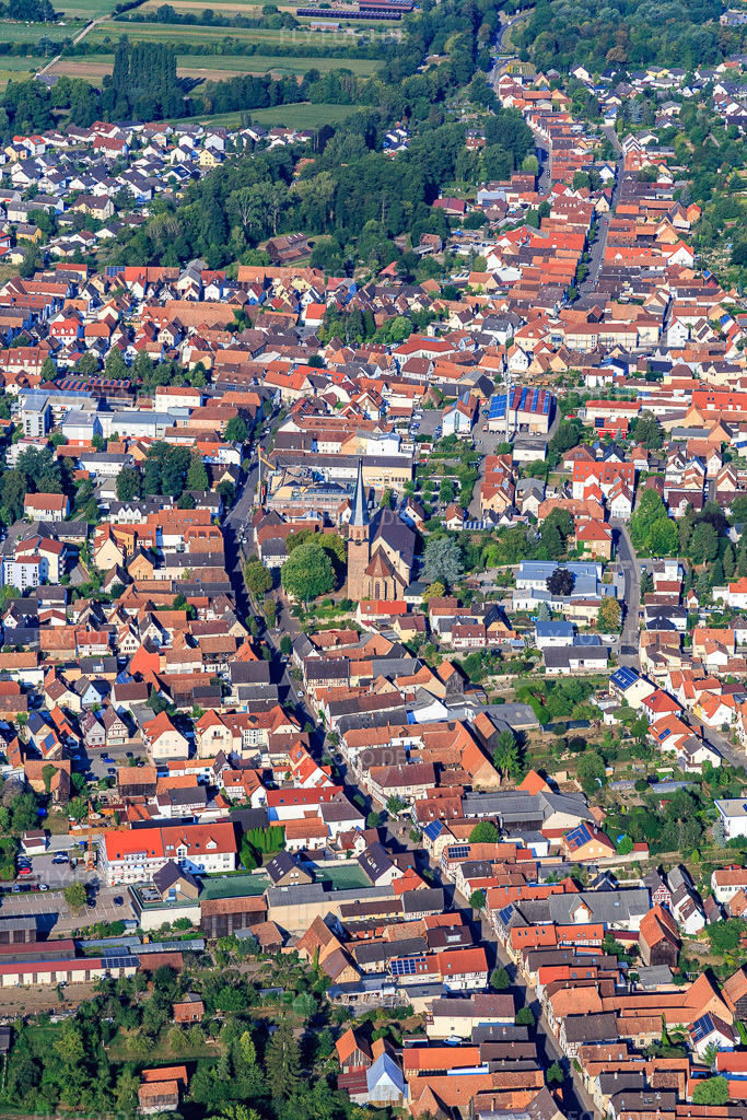 Luftbild: u. Hauptstraße von Osten in Herxheim bei Landau im Bundesland Rheinland-Pfalz in Deutschland. Foto: IMG_109619.jpg vom 31.07.2018 durch Werner Riehm/FLY-FOTO.de