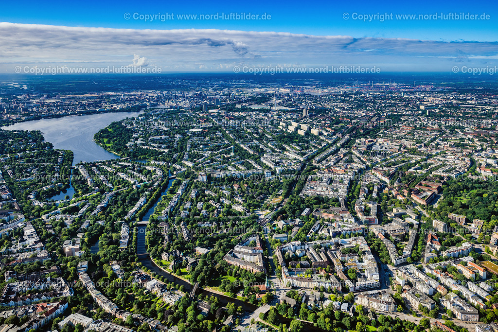 Hamburg_Harvestehude_ELS_0769050823 | HAMBURG 05.08.2023 Stadtansicht am Ufer des Flußverlaufes der Alster im Ortsteil Harvestehude in Hamburg, Deutschland. // City view on the river bank of Alster in the district Harvestehude in Hamburg, Germany. Foto: Martin Elsen