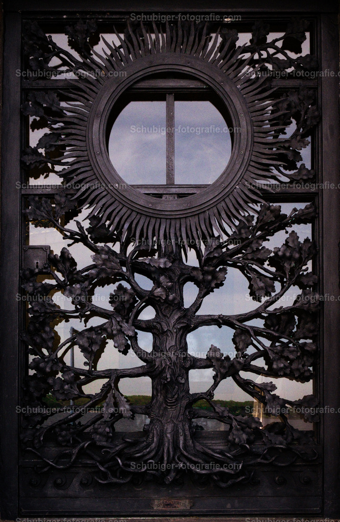 Leuchtturm Holtenau Eingangstüre | Der Leuchtturm Holtenau befindet sich am Nordufer der Zufahrt zum Nord-Ostsee-Kanal in Kiel-Holtenau und dient seit 1895 als Einfahrtsfeuer. Der Turm ist Seezeichen und Gedenkstätte und zählt zu den schönsten Leuchttürmen Deutschlands. Wikipedia - Realisiert mit Pictrs.com