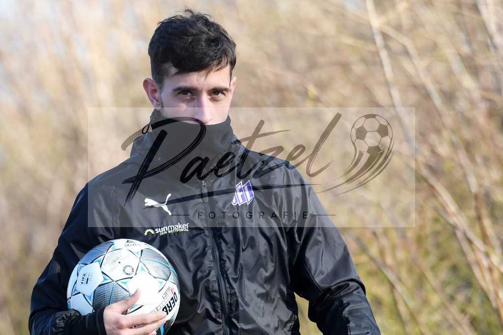 20200207_TRAOSN_0106 | Fußball, Herren: Manuel Farrona Pulido (VfL Osnabrueck) schaut waehrend der Trainingseinheit des VfL Osnabrueck im Sportpark Illoshoehe am 07.02.2020 in Osnabrueck, Deutschland. - Realisiert mit Pictrs.com