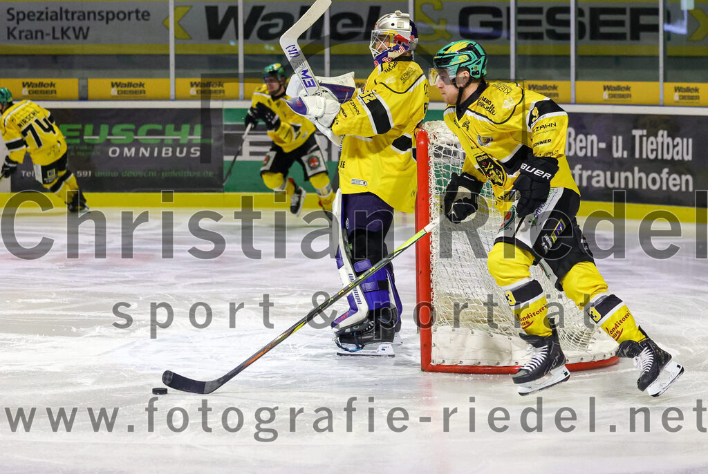 2025-12-19_019_TSV_Erding_gegen_Toelzer_Loewen | Erding, Deutschland, 19.12.2025:Eishockey, Oberliga Süd 2025 / 2026, 27. Spieltag, TSV Erding gegen Tölzer Löwen, Endergebnis: 2:5Torwart Matthias Bittner (Tölzer Löwen, #32), Karel Klikorka (Tölzer Löwen, #3)Foto: Christian Riedel / fotografie-riedel.net