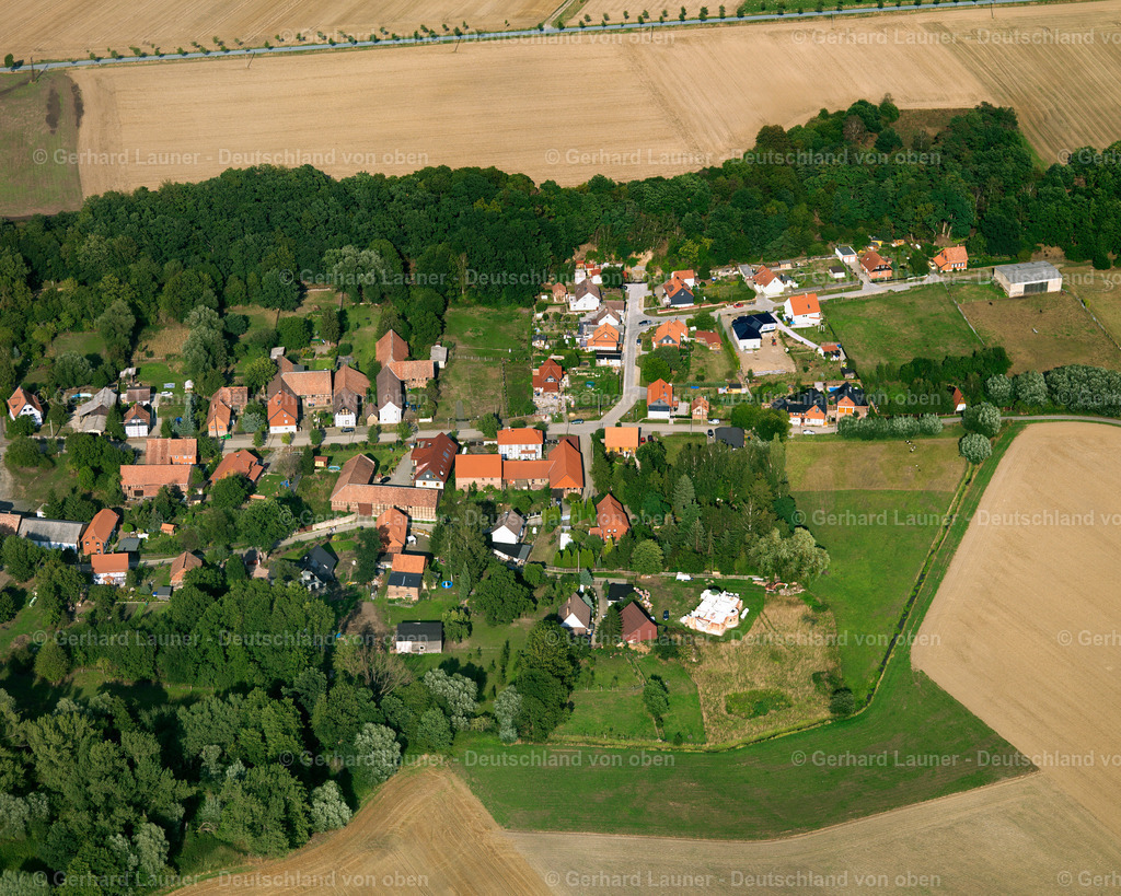 2638831 | GöDDECKENRODE 23.08.2006 Landwirtschaftliche Nutzflächen und Feldgrenzen  umsäumen das Siedlungsgebiet des Dorfes in Göddeckenrode im Bundesland Sachsen-Anhalt, Deutschland // Agricultural land and field boundaries surround the settlement area of the village  in Göddeckenrode in the state Saxony-Anhalt, Germany Foto: Gerhard Launer