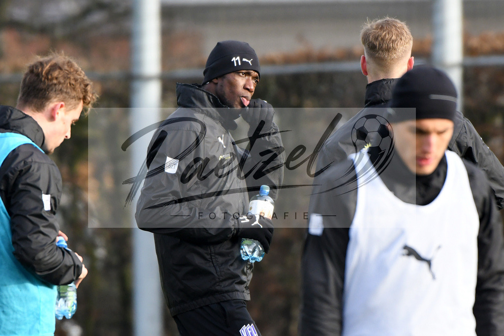 20200126_TRAOSN_0011 | Fußball, Herren: Assan Ceesay (VfL Osnabrück) und Joost van Aken (VfL Osnabrück) unterhalten sich beim Training des VfL Osnabrück am 26.01.2020 im Sportpark Illoshöhe in Osnabrück, Deutschland.(Foto von Nico Paetzel) - Realisiert mit Pictrs.com
