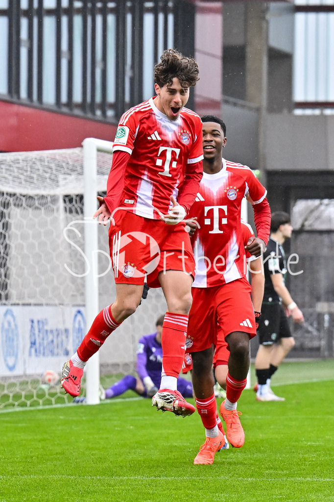 FC Bayern München - Hannover 96 | MUNICH, GERMANY - 15. FEBRUARY: Jubel der Bayern nach dem Treffer zum 1-0 durch David DAIBER (FC Bayern München 6) / Tor / Torschuetze / Freude / Happy während dem Spiel zwischen der U19 des FC Bayern München und der U19 von Hannover 96 am 2. Spieltag der Hauptrunde der U19-DFB-Nachwuchsliga am FC Bayern Campus
