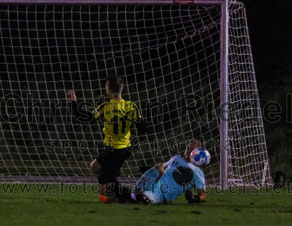 2023-09-15_029_FC_Moosinning_gegen_SV_Waldperlach | Moosinning, Deutschland, 15.09.2023:
Fußball, Bezirksliga Oberbayern Ost 2023 / 2024, 9. Spieltag, FC Moosinning gegen SV Waldperlach, Endergebnis: 0:1

Torwart Benedikt Heinrich (SV Waldperlach, #1), Maximilian Lechner (FC Moosinning, #11)

Foto: Christian Riedel / fotografie-riedel.net