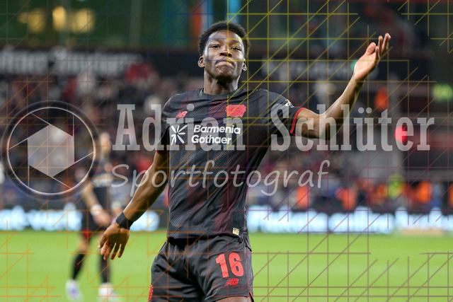 Bayer 04 Leverkusen vs Eintracht Frankfurt - Bundesliga  | Leverkusen, Deutschland, 12.09.25:   Axel Tape (Bayer 04 Leverkusen) gestikuliert, Gestik waehrend des Spiels der Bundesliga zwischen  Bayer 04 Leverkusen vs Eintracht Frankfurt in der BayArena(Foto von Brauer-Fotoagentur / Adrian Schlueter)