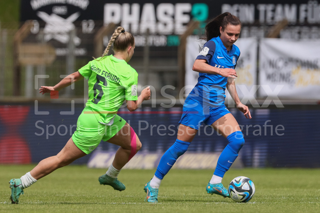 Fussball, 2. Frauen-Bundesliga, SV Meppen - VfL Wolfsburg II | v.li.: Anastasia Harting (VfL Wolfsburg II, 6) und Kornelia Grosicka (SV Meppen, 9) im Zweikampf, Duell, Dynamik, Aktion, Action, Spielszene, DIE DFB-RICHTLINIEN UNTERSAGEN JEGLICHE NUTZUNG VON FOTOS ALS SEQUENZBILDER UND/ODER VIDEOÄHNLICHE FOTOSTRECKEN. DFB REGULATIONS PROHIBIT ANY USE OF PHOTOGRAPHS AS IMAGE SEQUENCES AND/OR QUASI-VIDEO.