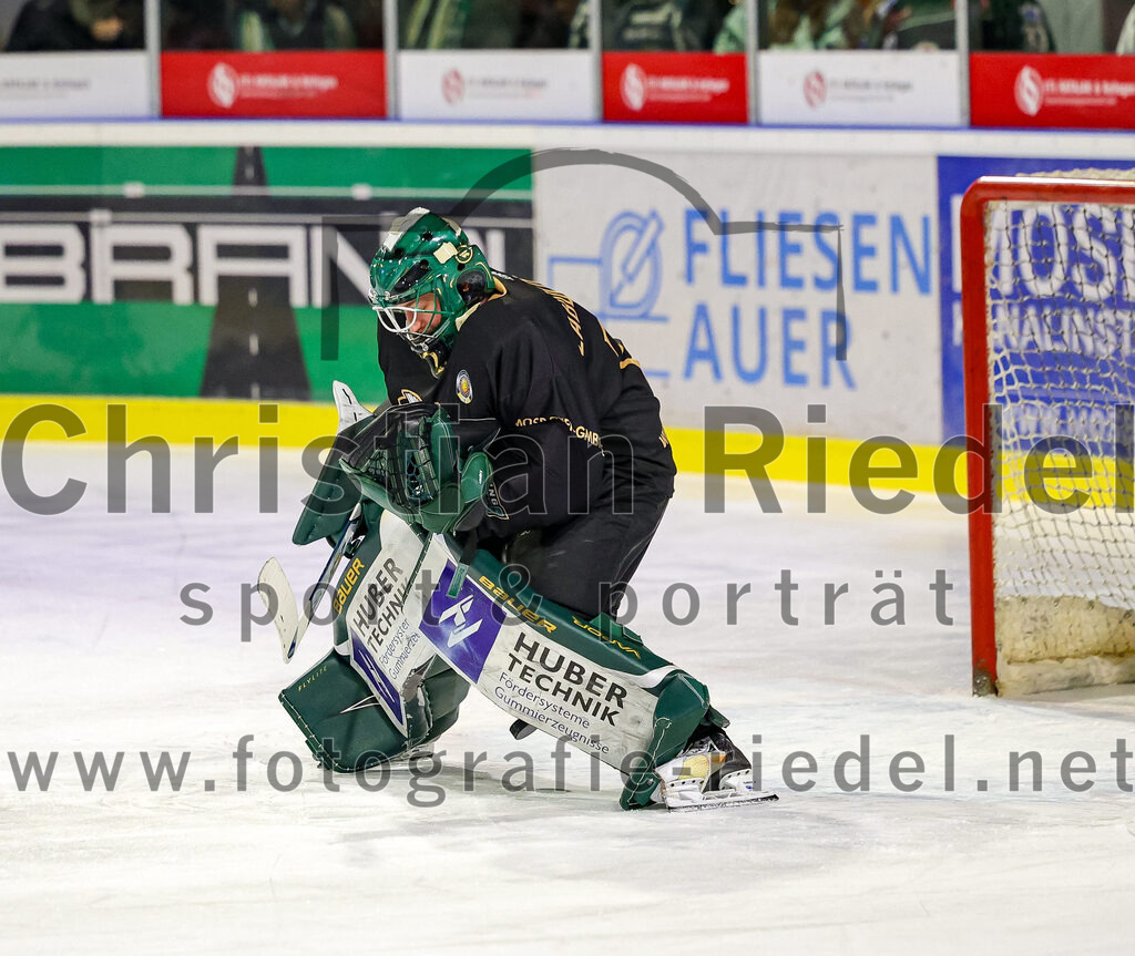 2025-12-14_016_TSV_Erding_gegen_ECDC_Memmingen_Indians | Erding, Deutschland, 14.12.2025:Eishockey, Oberliga Süd 2025 / 2026, 26. Spieltag, TSV Erding gegen ECDC Memmingen Indians, Endergebnis: 1:2Torwart David Zabolotny (Erding Gladiators, #72)Foto: Christian Riedel / fotografie-riedel.net