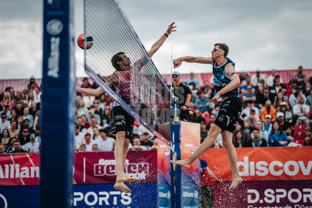 Beachvolleyball | Männer | German Beach Tour 2024 | Tourstop Düsseldorf | 18.05.2024 | Milan Sievers (rechts) beim Angriff gegen Peter Wolf (links)