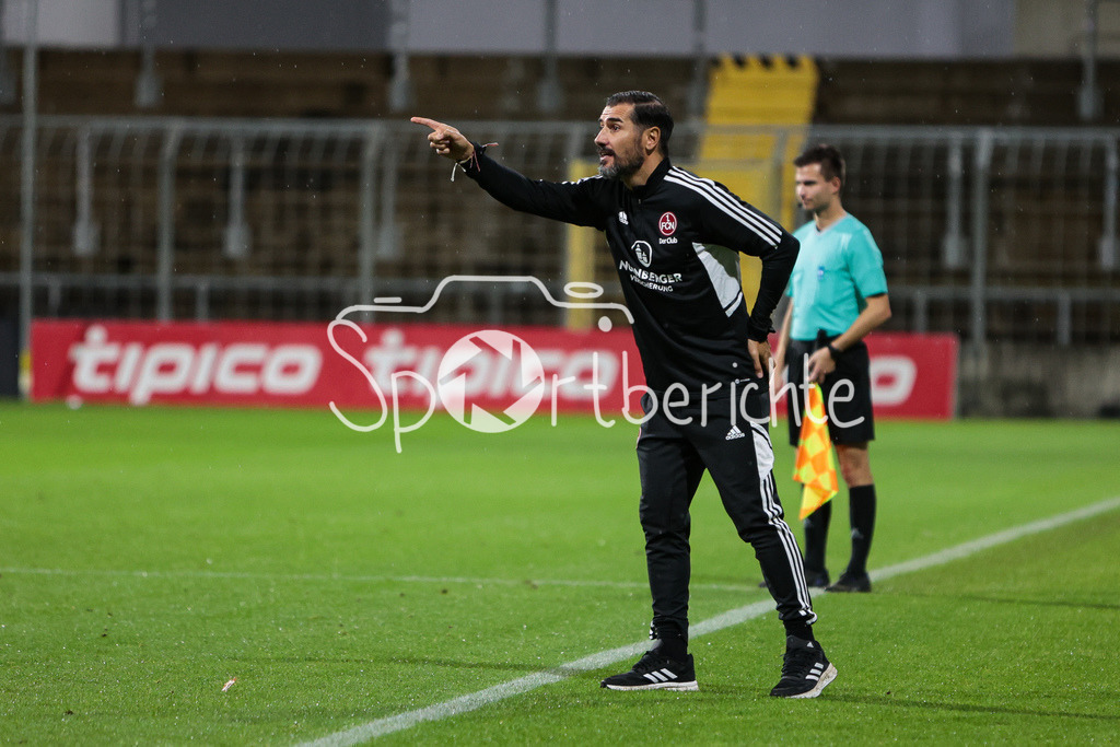 FC Bayern Amateure - 1. FC Nuernberg II | Club Trainer Cristian Fiel in Aktion