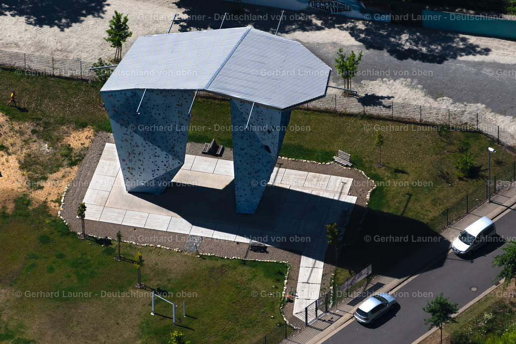 4035967 | BRAUNSCHWEIG 31.07.2020 Kletterturm des Boulder e.V. in Braunschweig im Bundesland Niedersachsen, Deutschland. Weiterführende Informationen bei: Boulder e.V.. // Roof on the building of the sports hall in Brunswick in the state Lower Saxony, Germany. Further information at: Boulder e.V.. Foto: Gerhard Launer