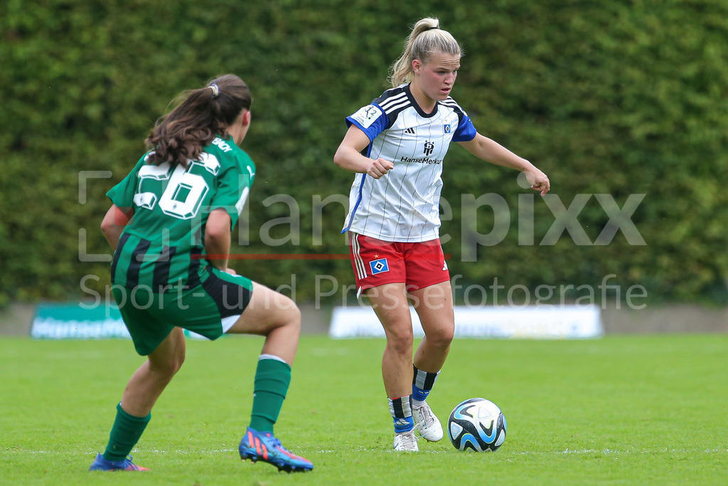 Fussball, 2. Frauen-Bundesliga, Hamburger SV - Borussia Möchengladbach | v.li.: Amelie Woelki (Hamburger SV, 27) am Ball, Einzelbild, Ganzkörper, Aktion, Action, Spielszene, DIE DFB-RICHTLINIEN UNTERSAGEN JEGLICHE NUTZUNG VON FOTOS ALS SEQUENZBILDER UND/ODER VIDEOÄHNLICHE FOTOSTRECKEN. DFB REGULATIONS PROHIBIT ANY USE OF PHOTOGRAPHS AS IMAGE SEQUENCES AND/OR QUASI-VIDEO.