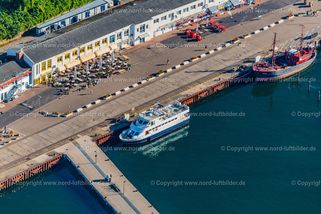 Sassnitz_Hafen_ELS_4560100822 | SASSNITZ 10.08.2022 Passagier- und Fahrgast- Schiff CAP ARKONA im Hafen an der Straße Strandpromenade in Sassnitz an der Ostseeküste im Bundesland Mecklenburg-Vorpommern, Deutschland. Weiterführende Informationen bei: Adler-Schiffe GmbH & Co. KG. // Passenger ship CAP ARKONA in port on street Strandpromenade in Sassnitz at the baltic sea coast in the state Mecklenburg - Western Pomerania, Germany. Further information at: Adler-Schiffe GmbH & Co. KG. Foto: Martin Elsen