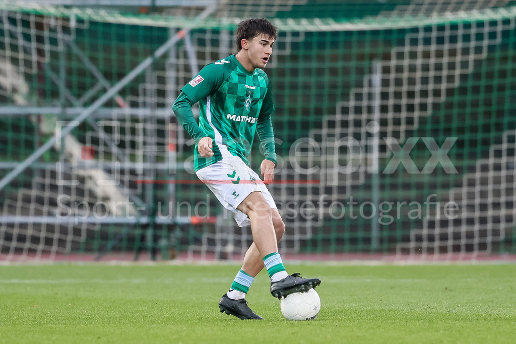 Fussball, Regionalliga Nord, SV Werder Bremen II - BSV Kickers Emden | v.li.: Ethan Kohler (SV Werder Bremen II, 28) am Ball, Freisteller, Einzelbild, Ganzkörper, Aktion, Action, Spielszene