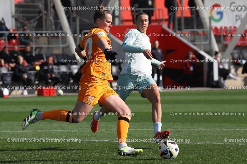 xSSC16032501017 | 16.03.2025, xsscx, Frauen Fußball, Bayer 04 Leverkusen - SV Werder Bremen, 1. Fußball Bundesliga, Ulrich-Haberland-Stadion, Saison 2024 2025: Friederike Repohl (Bayer 04 Leverkusen 27) im Zweikampf gegen Larissa M?hlhaus (SV Werder Bremen 7) DFB regulations prohibit any use of photographs as image sequences and or quasi-video. 