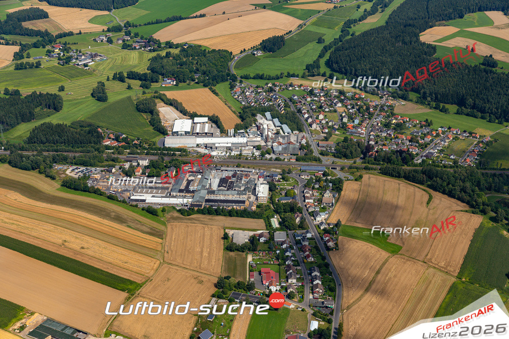 Die Luftaufnahme Holenbrunn - Wunsiedel wurde 2021 mittels Flugzeug (keine Drohne) erstellt. Hohe Auflösung -für große Poster und Wandbilder geeignet!