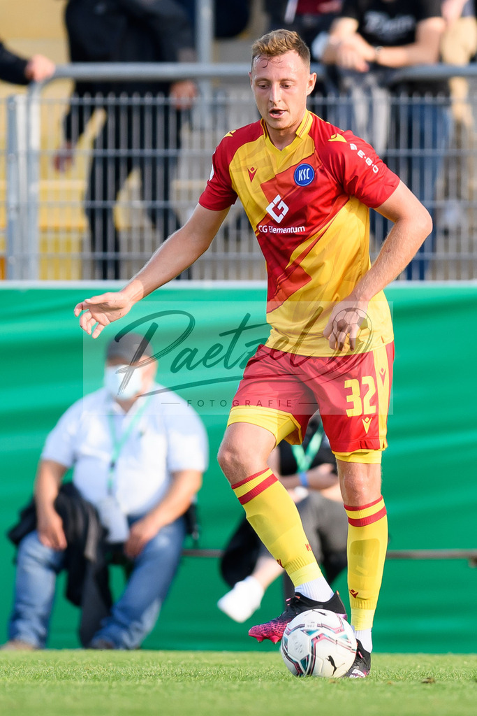 LOTKSC20210809_146 | Fussball, Herren: Robin Bormuth (Karlsruher SC) in Aktion, am Ball, Einzelaktion beim Spiel der 1. Runde im DFB-Pokal zwischen SF Lotte und Karlsruher SC im Stadion am Lotter Kreuz am 09.08.2021 in Lotte, Deutschland.DFB / DFL REGULATIONS PROHIBIT ANY USE OF PHOTOGRAPHS AS IMAGE SEQUENCES AND/OR QUASI-VIDEO. - Realisiert mit Pictrs.com