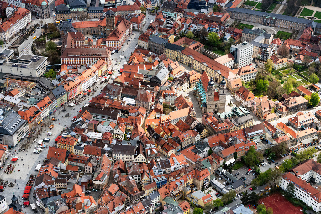 dr__0095107.jpg | BAYREUTH 28.04.2022 Ortskern am Marktplatz an der Maximilianstraße an der Maximilianstraße in Bayreuth im Bundesland Bayern, Deutschland. // Center market on street Maximilianstrasse on street Maximilianstrasse in Bayreuth in the state Bavaria, Germany. Foto: Daniel Reiter