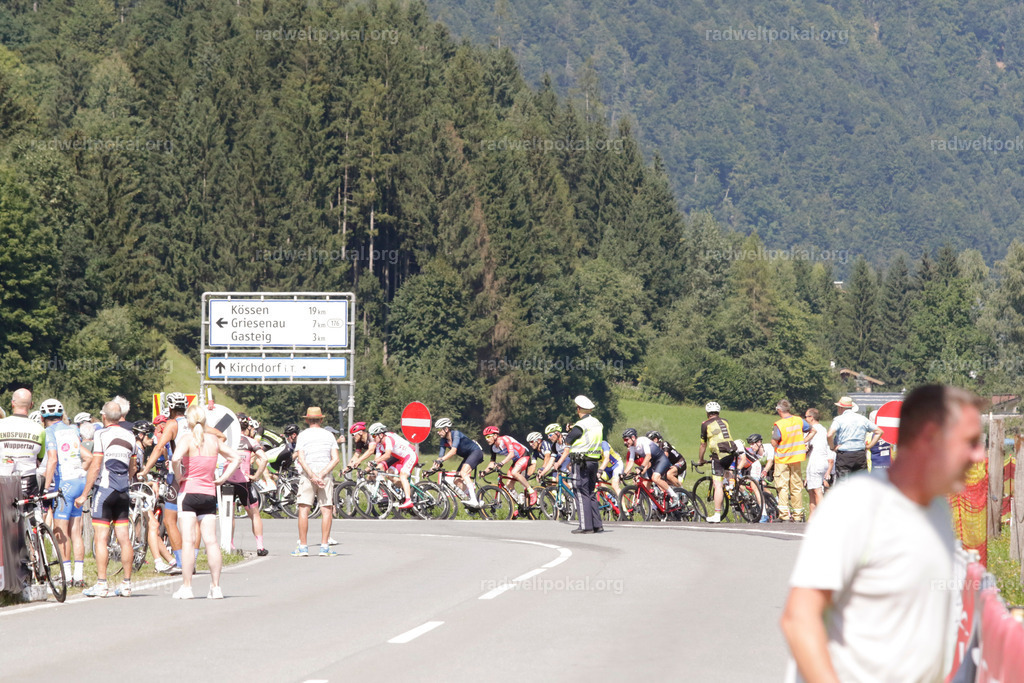 820_20230817_Bewerb_Maenner_Muehlanger | AUT - OESTERREICH, 2023-08-16: SPORT RENNRAD-FAHREN - 55. INTERNATIONALER RADWELTPOKAL IN ST. JOHANN IN TIROL  - Vintage-Radrennen mit WM-Bronze-Medaillen-Siegerin Christina Schweinberger, den Teilnehmer und Alexander Baumann (vom Orginastions-Team) - TAG 2 BEWERB MAENNER IN SECHS GRUPPEN  ; Foto: Roland Muehlanger