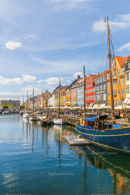 Nyhavn in Kopenhagen | Dänemark | Der historische Nyhavn zählt zu den bekanntesten Wahrzeichen Kopenhagens. Die farbenfrohen Häuserfassaden, traditionellen Segelschiffe und die ruhige Wasserfläche verleihen diesem Ort seinen unverwechselbaren Charme. Dieses Bild entstand an einem sonnigen Tag im Herzen der dänischen Hauptstadt und fängt die lebendige Atmosphäre eines der schönsten Häfen Skandinaviens ein.Als hochwertiger Fine-Art-Druck eignet sich dieses Motiv ideal für Wohnräume, Büros oder alle, die ihre Begeisterung für Kopenhagen, Dänemark und maritime Städte stilvoll zum Ausdruck bringen möchten.