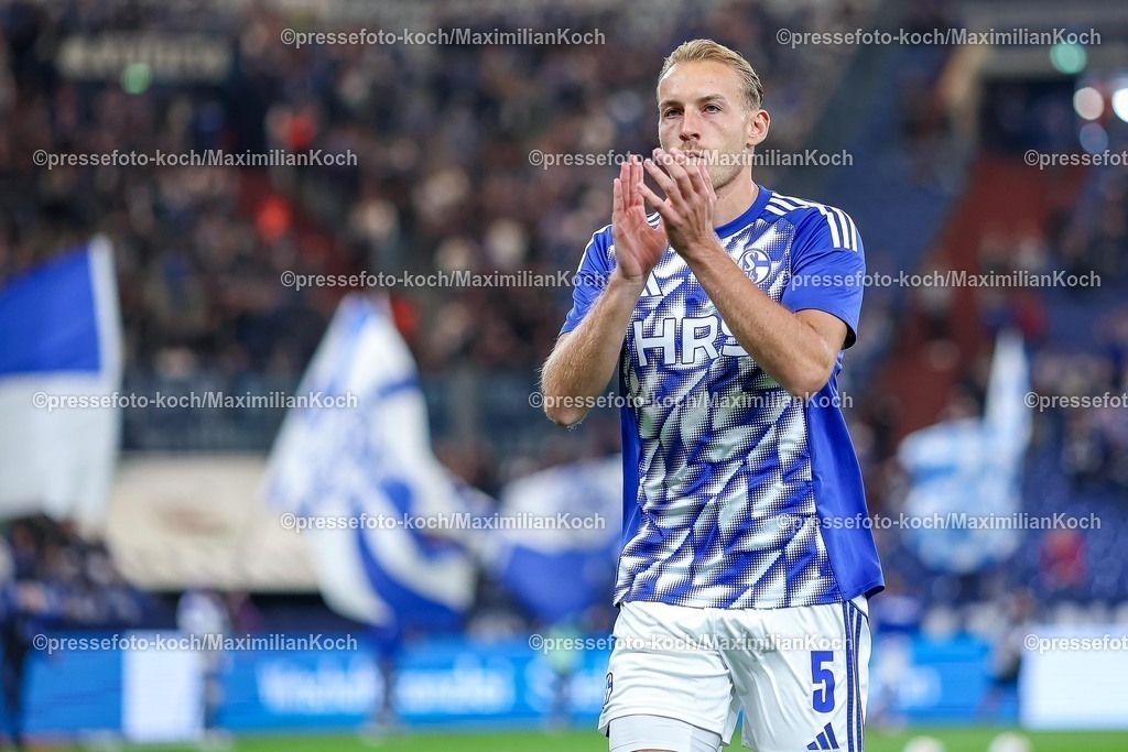 S0413092501004 | 13.09.2025, Fußball, FC Schalke 04 - Holstein Kiel, 5.Spieltag, 2. Fußball Bundesliga, Veltins-Arena Gelsenkirchen, Saison 2025 2026: Timo Becker (Schalke04 #05) DFB regulations prohibit any use of photographs as image sequences and or quasi-video.