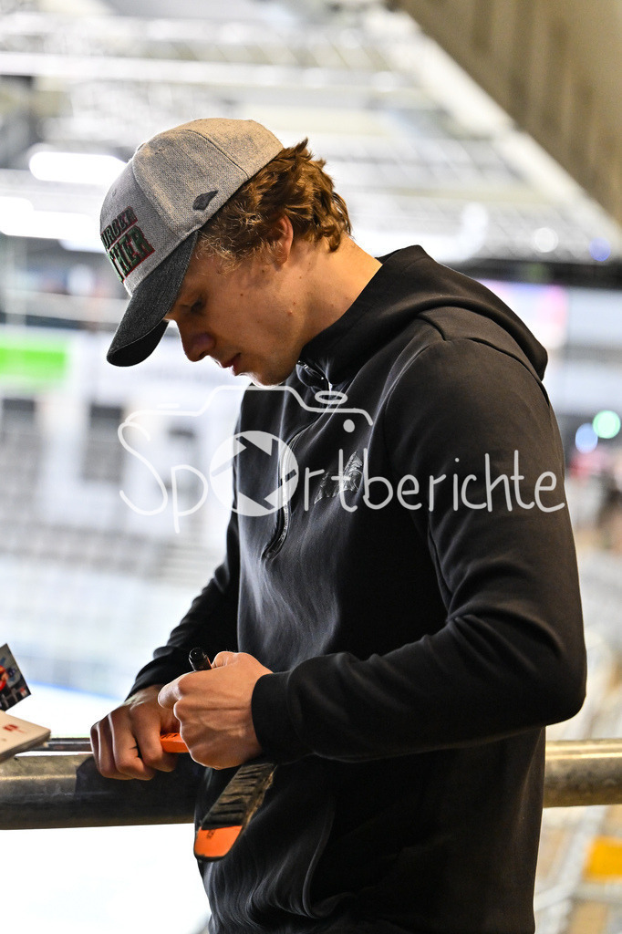 Augsburger Panther - Dresdner Eislöwen | AUGSBURG, DEUTSCHLAND - 06. MÄRZ: im Bild Tim WOHLGEMUTH (Augsburger Panther 33) schreibt ein Autogramm vor dem Match zwischen den Augsburger Panthern und den Dresdner Eislöwen am 49. Spieltag der Penny DEL im Curt Frenzel Stadion