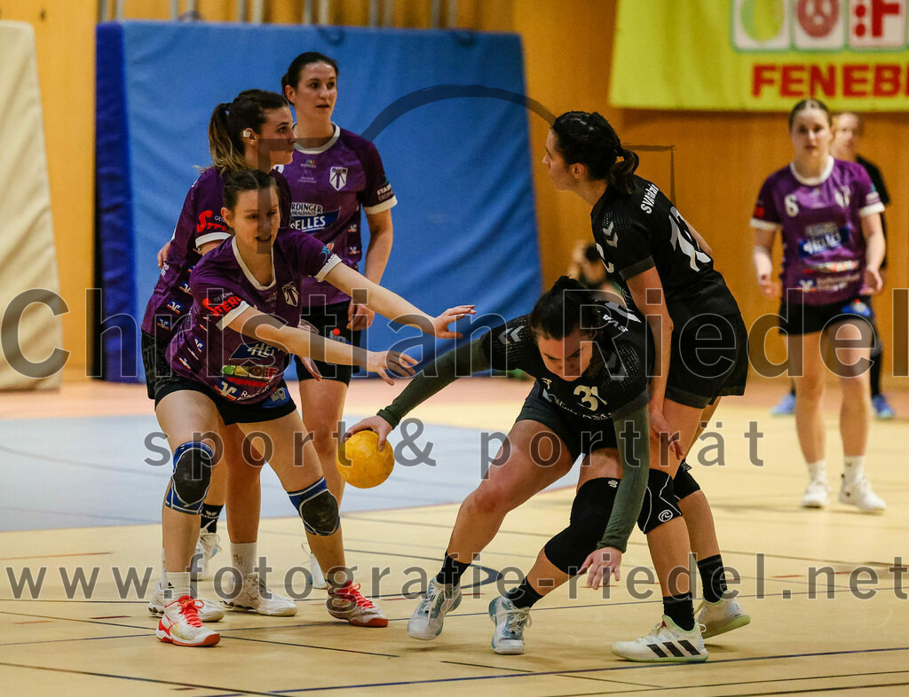 2024-02-10_122_SpVgg_Altenerding_gegen_SVA_Palzing | Erding, Deutschland, 10.02.2024:
Handball, Bezirksoberliga Frauen Altbayern 2023 / 2024, 14. Spieltag, SpVgg Altenerding gegen SVA Palzing, Endergebnis: 27:28

Julia Kranich (SpVgg Altenerding, #9), Daniela Huber (SVA Palzing, #31), Amelie Teibl (SVA Palzing, #13)

Foto: Christian Riedel / fotografie-riedel.net