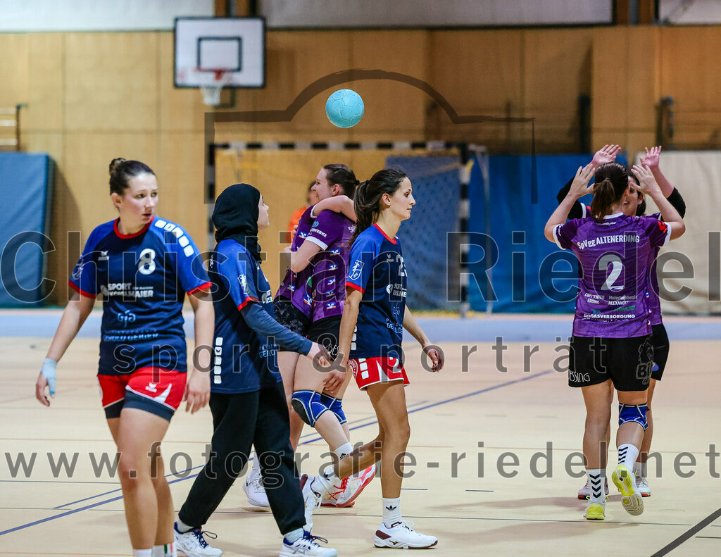 2023-12-09_098_SpVgg_Altenerding_gegen_HSG_Freising-Neufahrn | Erding, Deutschland, 09.12.2023:
Handball, Bezirksoberliga Frauen Altbayern 2023 / 2024, 9. Spieltag, SpVgg Altenerding gegen HSG Freising-Neufahrn, Endergebnis: 29:28

Carolin Vopel (HSG Freising-Neufahrn, #8), Eduarta Krasnigi (HSG Freising-Neufahrn, #22), Francesca Volz (HSG Freising-Neufahrn, #23), Grit Kschischow (SpVgg Altenerding, #2)

Foto: Christian Riedel / fotografie-riedel.net