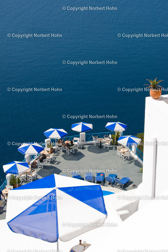 Reisefotografie - Griechenland - Santorini | Wunderschönes Bergdorf Oia im Norden der Kykladeninsel Santorini. - Realisiert mit Pictrs.com