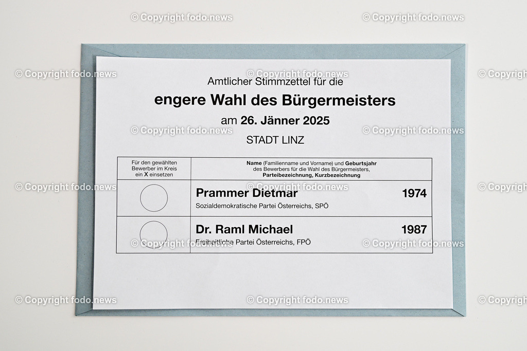 Linz_ Wahlkarte_ Briefwahl_ 18.01.2025-2 | 18.01.2025, Linz, AUT, Wahlkarte, im Bild Themenbild, Briefwahl, Buergermeisterwahl Linz 2025, Buergermeisterkanditat, Oberoesterreich, Politik, Post, Postzustellung, Stimmabgabe, Briefwahl, Wahlbeteiligung, Wahlkarte, Wahlrecht, Wahlumschlag, Wahlunterlagen, Wahlzettel, Amtlicher Stimmzettel, engere Wahl, Stichwahl