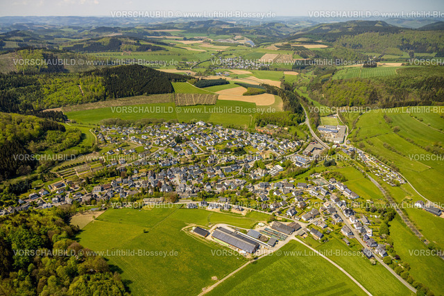 Schmallenberg240505068Boedefeld | Luftbild, Wohngebiet Ortsansicht umgeben von Wiesen und Feldern, bewaldete Hügellandschaft, Bödefeld, Schmallenberg, Sauerland, Nordrhein-Westfalen, Deutschland