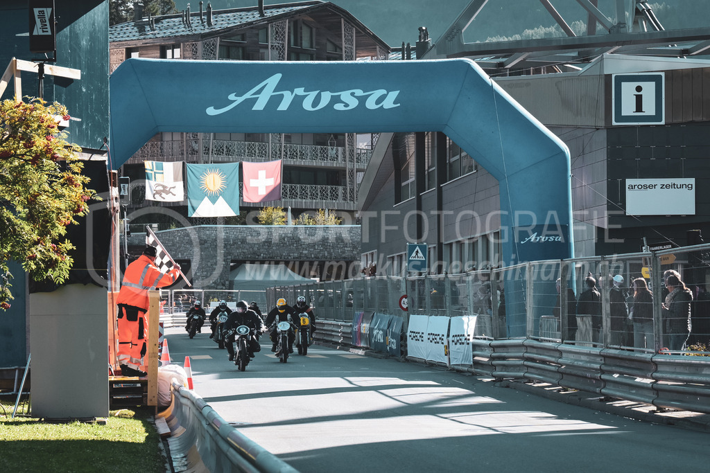 21. Arosa ClassicCar 2025 - 6. =September= 2025 | Das Motorrad-Feld am Arosa ClassicCar 2025..@arosaclassiccar, @arosa.official, #arosaclassiccar, #arosa, #76curves, #classiccarBild: Sportfotografie Markus Aeschimann | www.markus-aeschimann.ch - Realisiert mit Pictrs.com