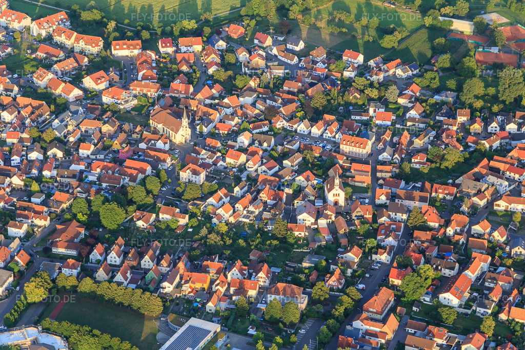 Luftbild: Innenstadt mit prot. und kathol. Kirchen im Ortsteil Maximiliansau in Wörth im Bundesland Rheinland-Pfalz in Deutschland. Foto: IMG_121048.jpg vom 23.07.2020 durch Werner Riehm/FLY-FOTO.de