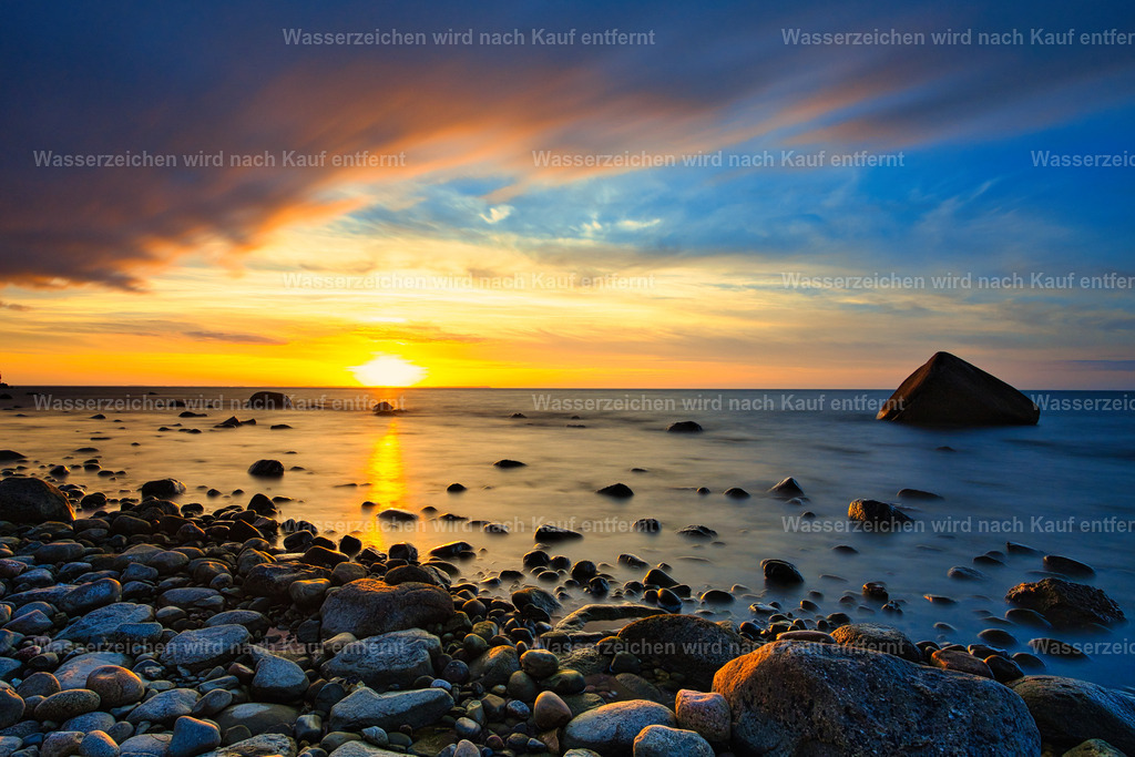 Insel Rügen - Lohme - Sonnenuntergang am Strand | Der Nationalpark Jasmund auf der Insel Rügen ist Deutschlands kleinster Nationalpark und weltweit bekannt für seine imposanten Kreidefelsen, darunter der berühmte Königsstuhl. Zum UNESCO-Weltnaturerbe gehören außerdem die uralten Buchenwälder, die gemeinsam mit der einzigartigen Steilküste eine beeindruckende Natur- und Fotokulisse an der Ostsee bilden. - Realisiert mit Pictrs.com