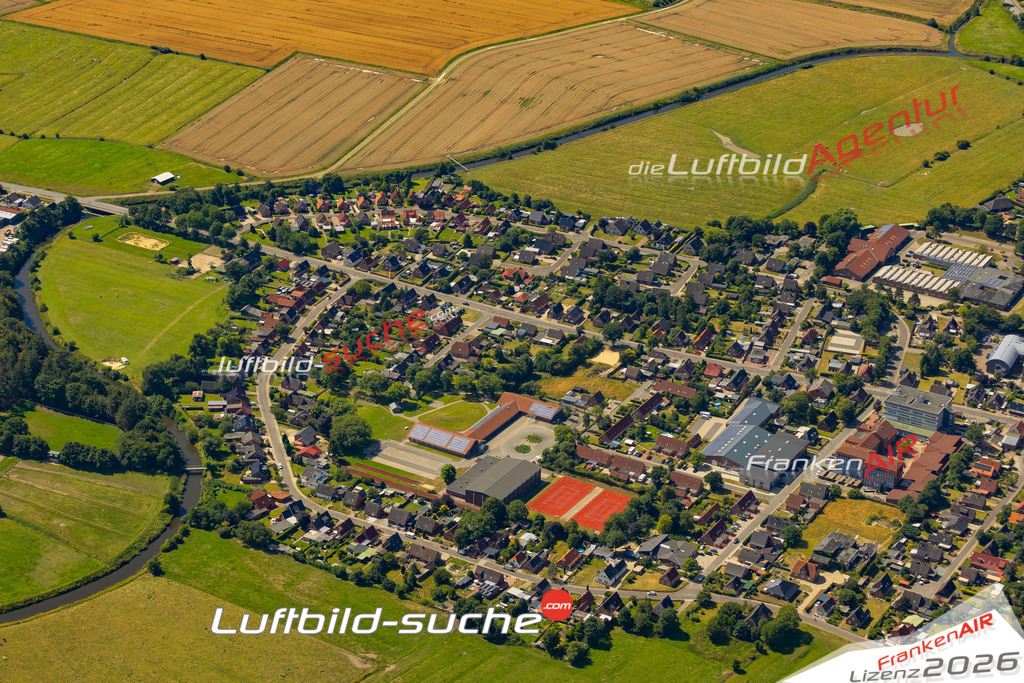 Das Luftbild der Stadt Meldorf wurde 2022 vom Flugzeug heraus erstellt (keine Drohnen-Aufnahmen) Aufnahmehöhe ca.450 Meter- hohe Bildauflösung und Druck-Qualität. Garantiert!