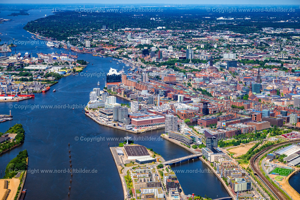 Hamburg_Strandkai_Baakenhafen_Hafencity_ELS_0939200625 | HAMBURG 20.06.2025 Gebäudekomplexedes am Überseequartier am Chicagokai - Osakaallee im Bereich des ehemaligen Grasbrooks im Ortsteil Hafencity in Hamburg, Deutschland. Weiterführende Informationen bei: CHRISTIAN DE PORTZAMPARC,  Depenbrock Bau GmbH & Co. KG,  F + Z Baugesellschaft, Zweigniederlassung der Hecker Bau GmbH & Co. KG,  Stump-Franki Spezialtiefbau GmbH,  Unibail-Rodamco Germany GmbH,  Unibail-Rodamco ÜSQ Süd Quartiersmanagement GmbH. // Building complex at the Ueberseequartier on Chicagokai - Osakaallee in the area of the former Grasbrook in the Hafencity district of Hamburg, Germany. Further information at: CHRISTIAN DE PORTZAMPARC,  Depenbrock Bau GmbH & Co. KG,  F + Z Baugesellschaft, Zweigniederlassung der Hecker Bau GmbH & Co. KG,  Stump-Franki Spezialtiefbau GmbH,  Unibail-Rodamco Germany GmbH,  Unibail-Rodamco UeSQ Sued Quartiersmanagement GmbH. Foto: Martin Elsen